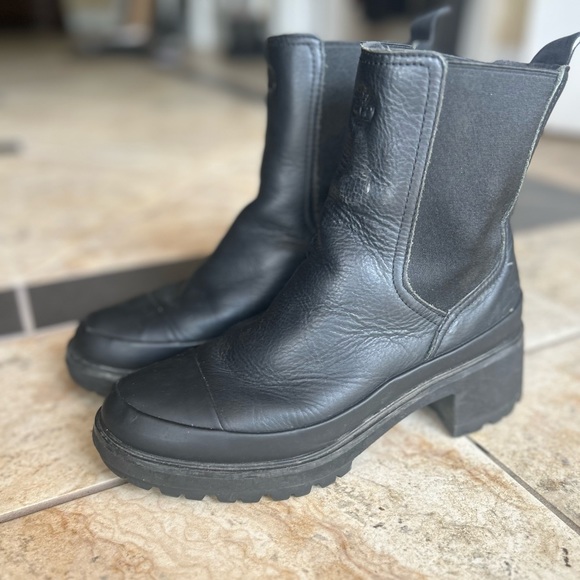 Timberland Black  Leather Chunky Heel Boots. 8 - Picture 1 of 6